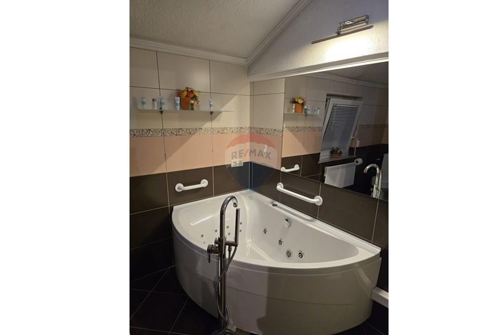 Hiša Podlug, Benkovac, 700m2