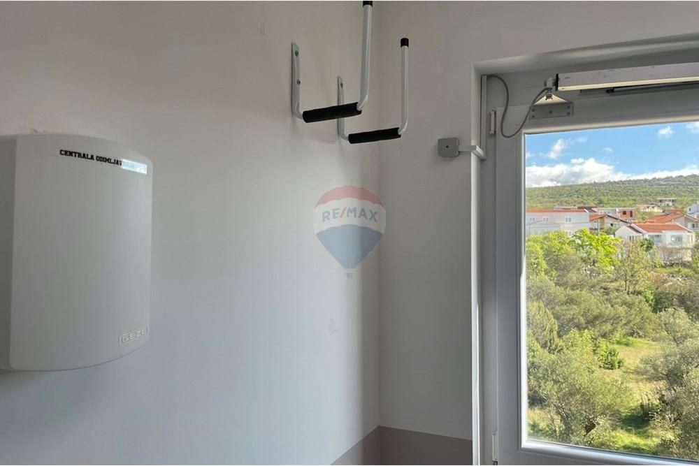 MASLENICA, 1. NADSTROPJE, OPREMLJENO STANOVANJE S POGLEDOM NA MORJE IN BAZENOM NA DVORIŠČU