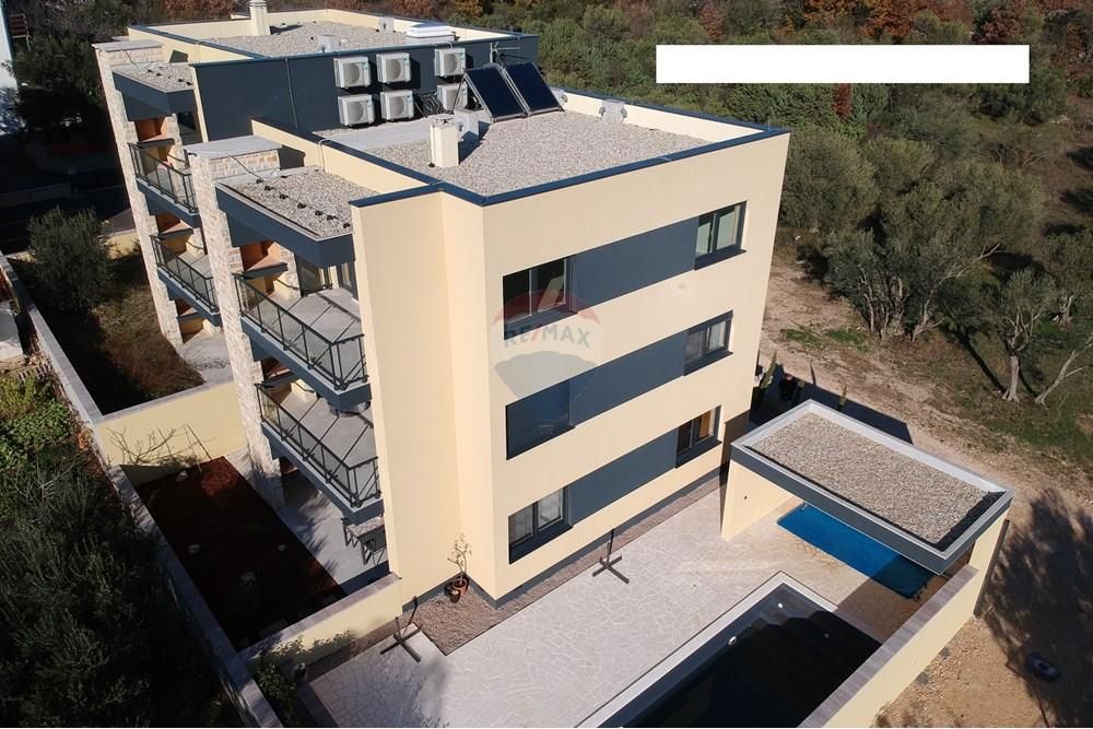 MASLENICA, 1. NADSTROPJE, OPREMLJENO STANOVANJE S POGLEDOM NA MORJE IN BAZENOM NA DVORIŠČU