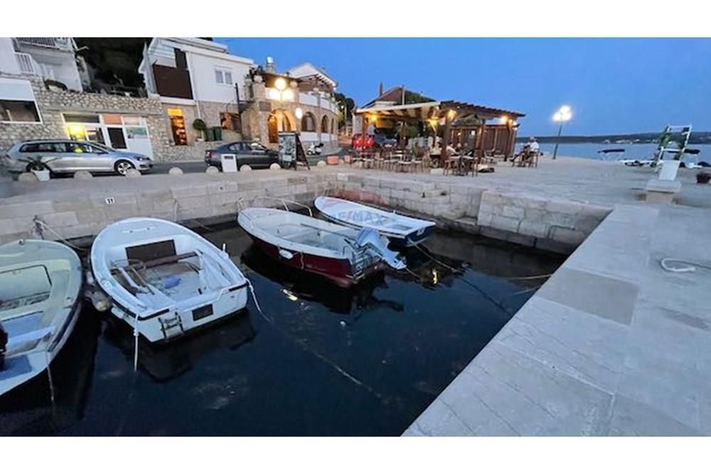 MASLENICA, 1. NADSTROPJE, OPREMLJENO STANOVANJE S POGLEDOM NA MORJE IN BAZENOM NA DVORIŠČU