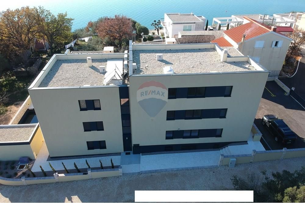 MASLENICA, 1. NADSTROPJE, OPREMLJENO STANOVANJE S POGLEDOM NA MORJE IN BAZENOM NA DVORIŠČU