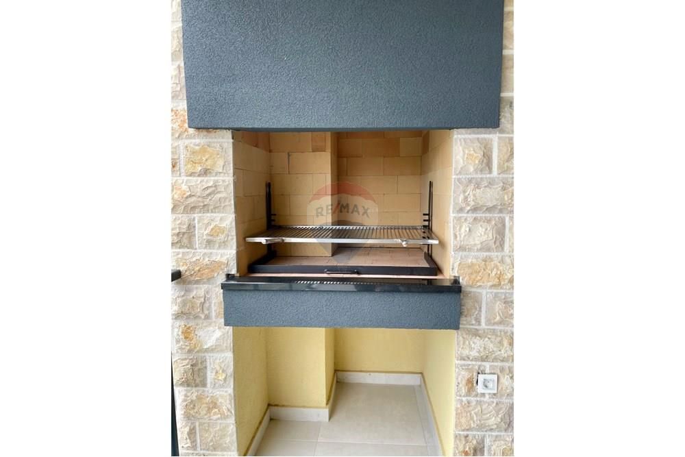 MASLENICA, 1. NADSTROPJE, OPREMLJENO STANOVANJE S POGLEDOM NA MORJE IN BAZENOM NA DVORIŠČU