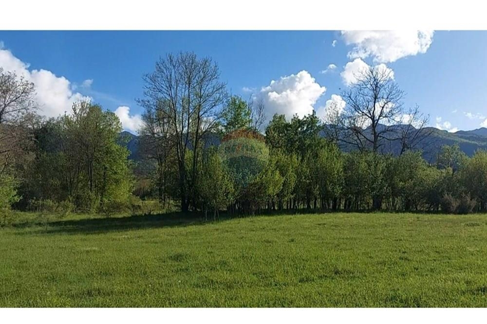 Zemljišče Raduč, Lovinac, 1.295m2