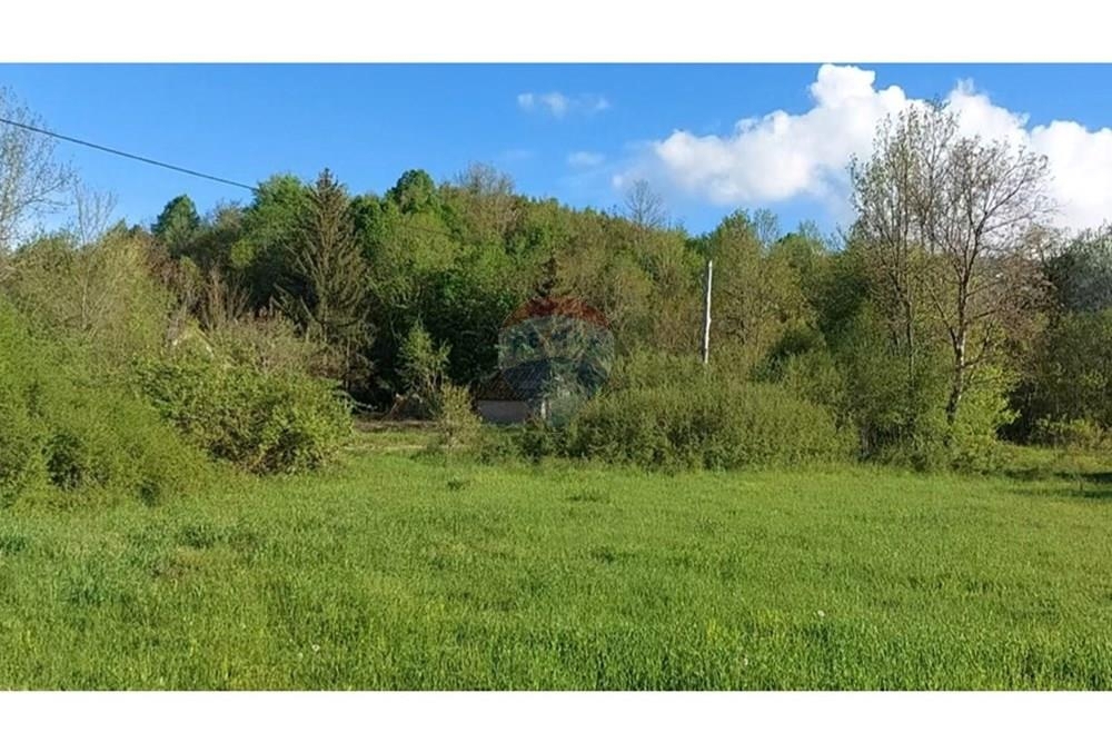 Zemljišče Raduč, Lovinac, 1.295m2