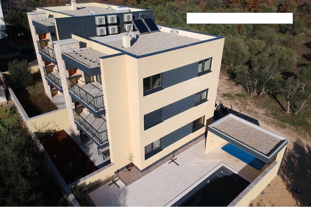 MASLENICA, 2. NADSTROPJE, VSELJIVO STANOVANJE S POGLEDOM NA MORJE IN BAZENOM NA DVORIŠČU