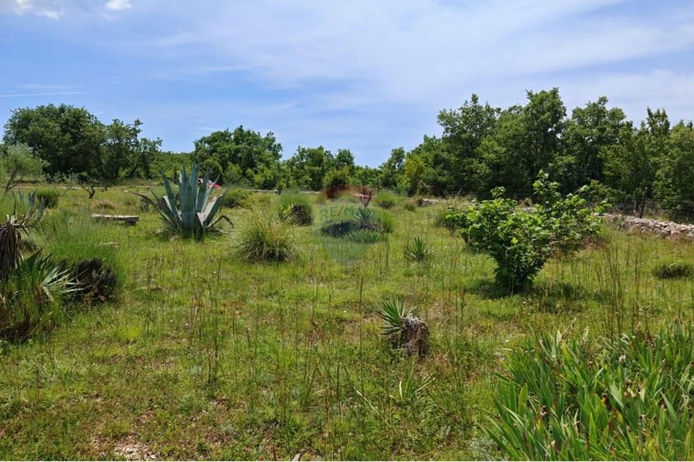 Zemljišče Poličnik, 700m2