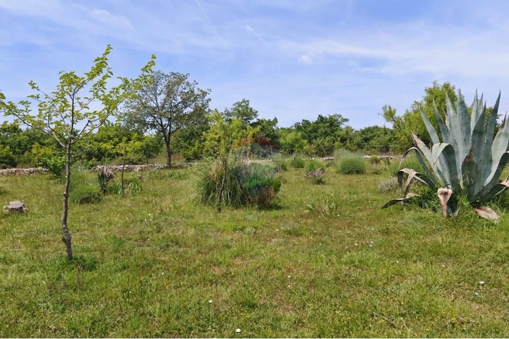Zemljišče Poličnik, 700m2