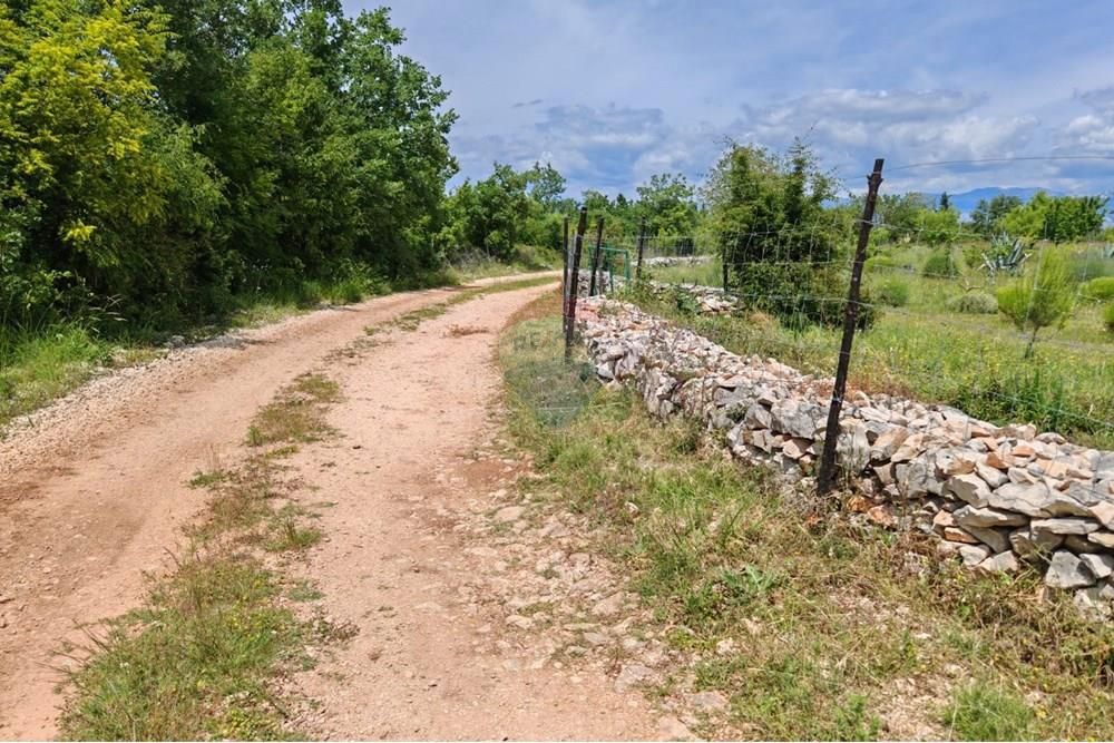 Zemljišče Poličnik, 700m2