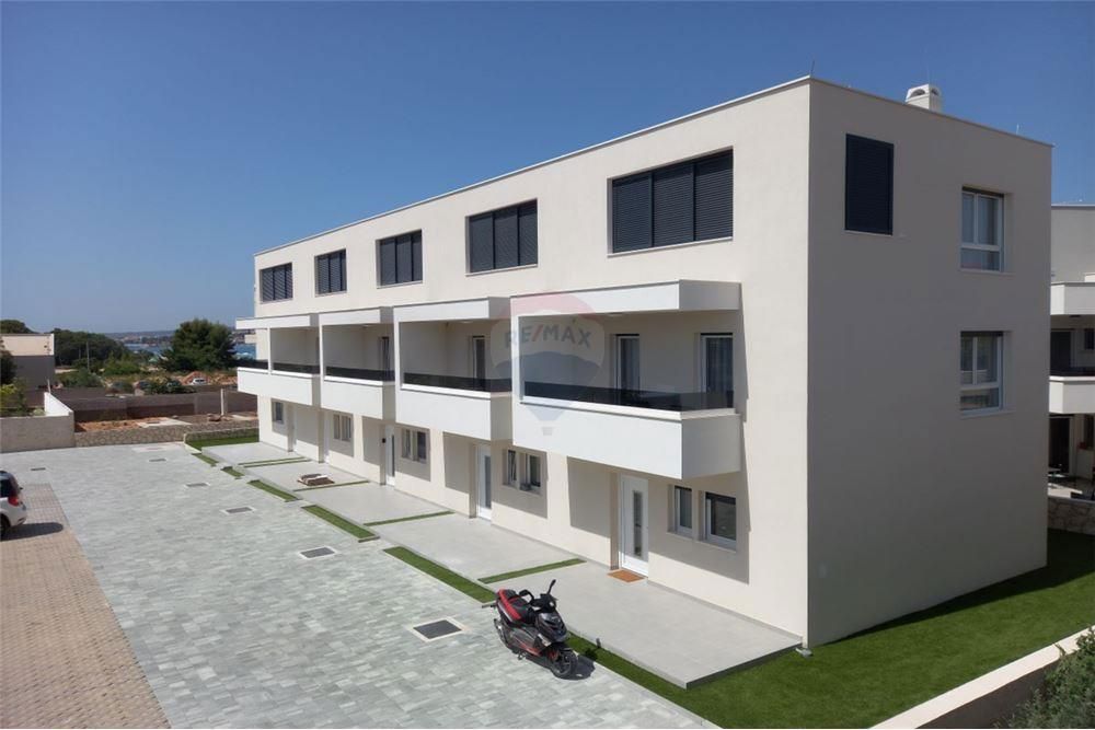 NOVALJA - THREE-STOREY APARTMENT - NEWLY BUILT