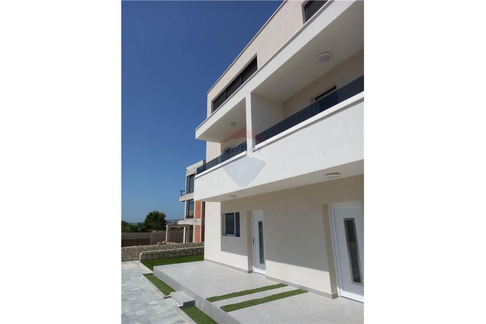 NOVALJA - THREE-STOREY APARTMENT - NEWLY BUILT