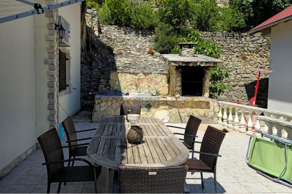 Hiša Obrovac, 220m2