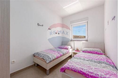 Hiša Kustići, Novalja, 647m2