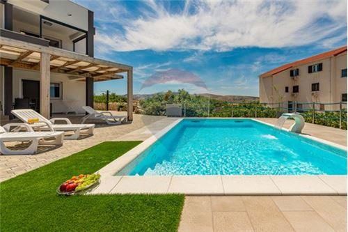 Hiša Kustići, Novalja, 647m2