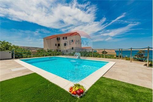 Hiša Kustići, Novalja, 647m2