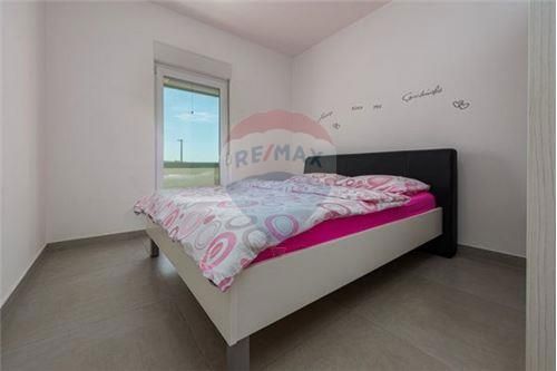 Hiša Kustići, Novalja, 647m2