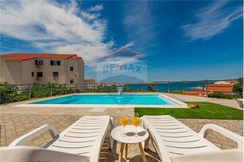 Hiša Kustići, Novalja, 647m2