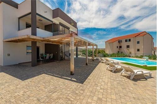 Hiša Kustići, Novalja, 647m2