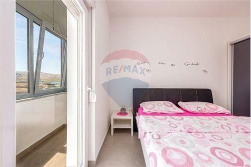 Hiša Kustići, Novalja, 647m2