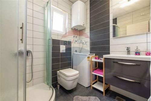 Hiša Kustići, Novalja, 647m2