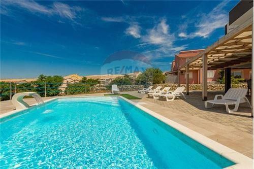 Hiša Kustići, Novalja, 647m2