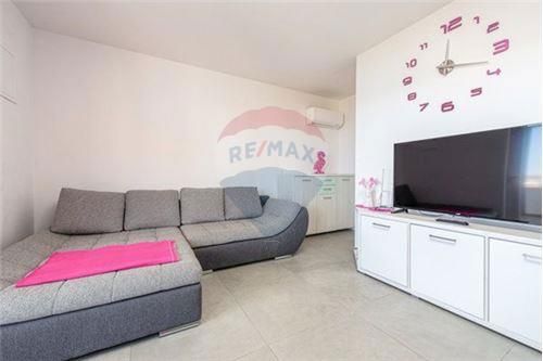 Hiša Kustići, Novalja, 647m2