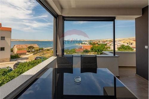 Hiša Kustići, Novalja, 647m2