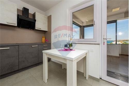 Hiša Kustići, Novalja, 647m2