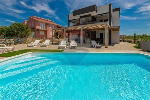 Hiša Kustići, Novalja, 647m2