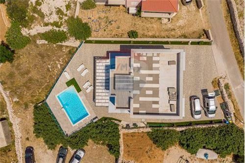 Hiša Kustići, Novalja, 647m2