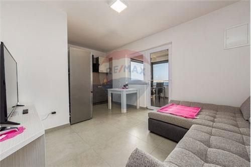 Hiša Kustići, Novalja, 647m2