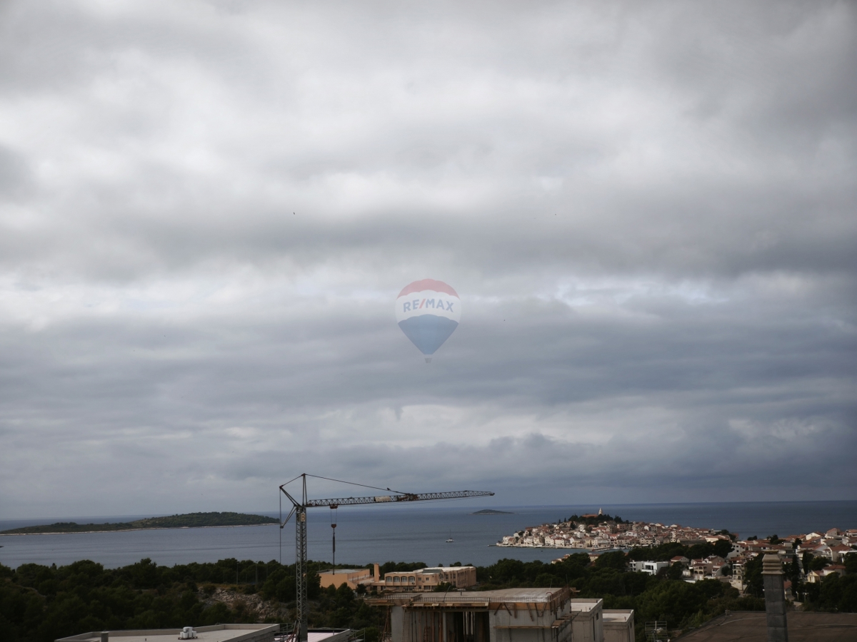 Ekskluzivni projekt! Moderna vila s strešno teraso in bazenom, Primoštenu