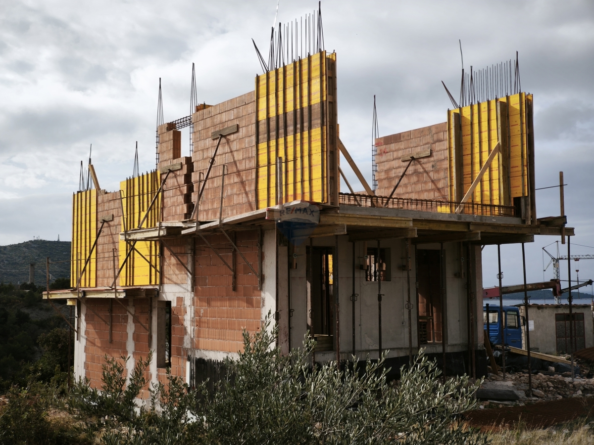 Ekskluzivni projekt! Moderna vila s strešno teraso in bazenom, Primoštenu