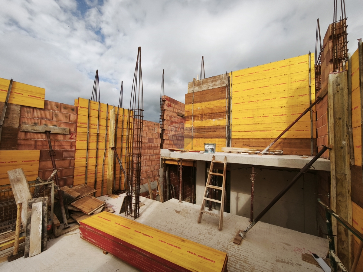 Ekskluzivni projekt! Moderna vila s strešno teraso in bazenom, Primoštenu