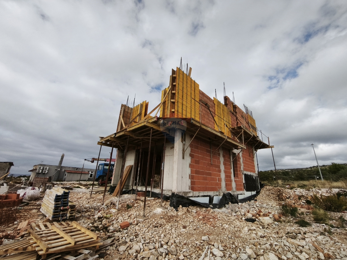 Ekskluzivni projekt! Moderna vila s strešno teraso in bazenom, Primoštenu