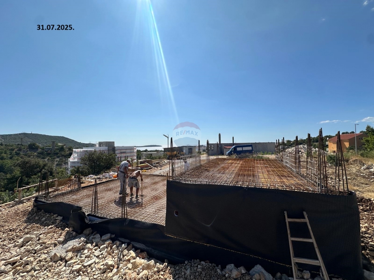 Ekskluzivni projekt! Moderna vila s strešno teraso in bazenom, Primoštenu