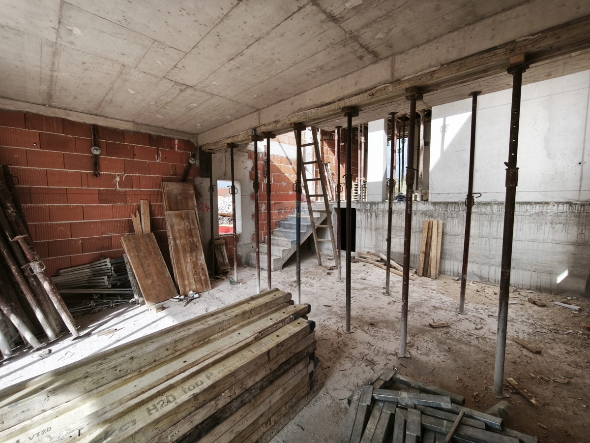 Ekskluzivni projekt! Moderna vila s strešno teraso in bazenom, Primoštenu