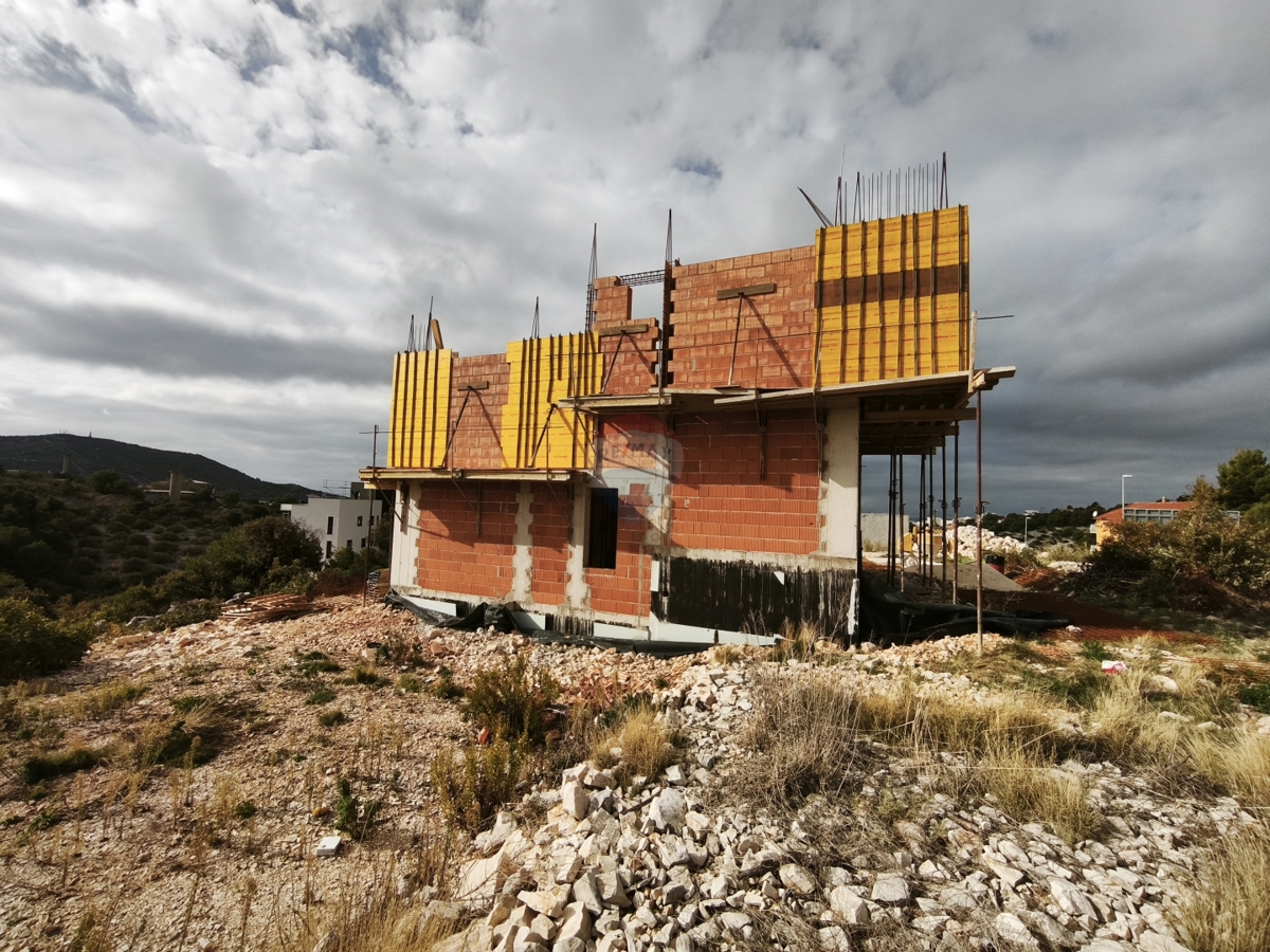 Ekskluzivni projekt! Moderna vila s strešno teraso in bazenom, Primoštenu