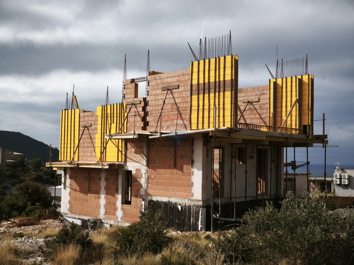 Ekskluzivni projekt! Moderna vila s strešno teraso in bazenom, Primoštenu