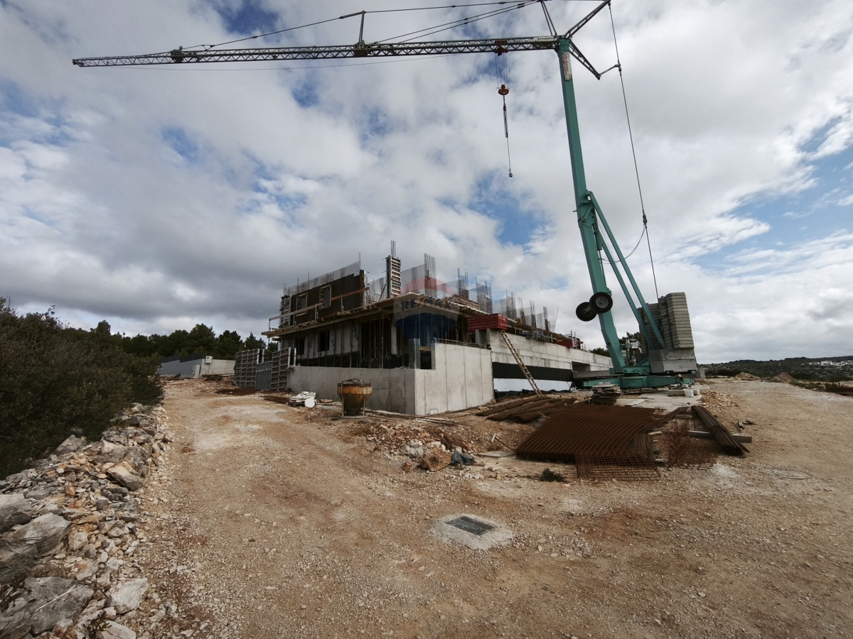 Luksuzno dvosobno stanovanje v pritličju z garažo (A1), Primošten