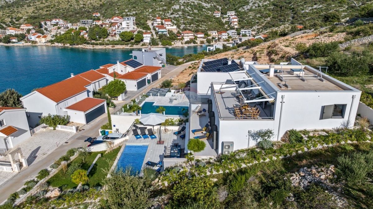Luksuzna in popolnoma opremljena vila z odprtim pogledom na morje - Ražanj
