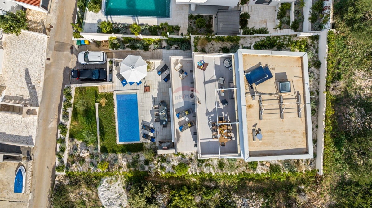 Luksuzna in popolnoma opremljena vila z odprtim pogledom na morje - Ražanj