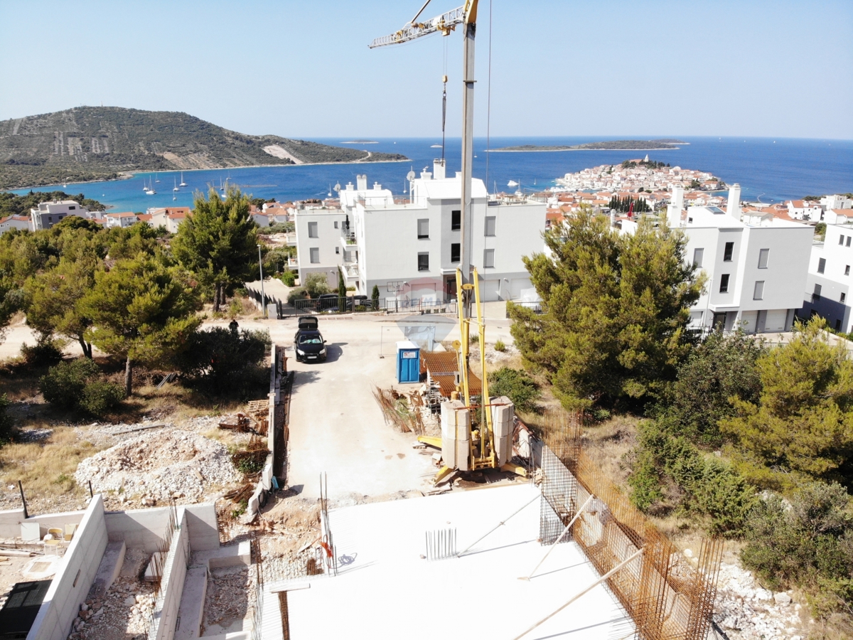 Dvosobno stanovanje z ogrevanim bazenom, vrtom in vrhunsko opremo 97,1 m², Primošten