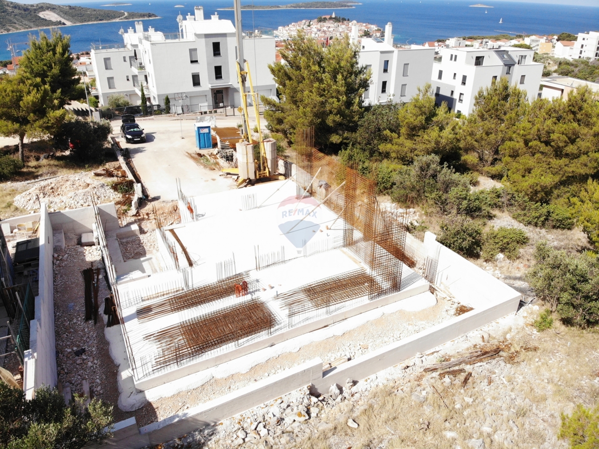 Dvosobno stanovanje z ogrevanim bazenom, vrtom in vrhunsko opremo 97,1 m², Primošten