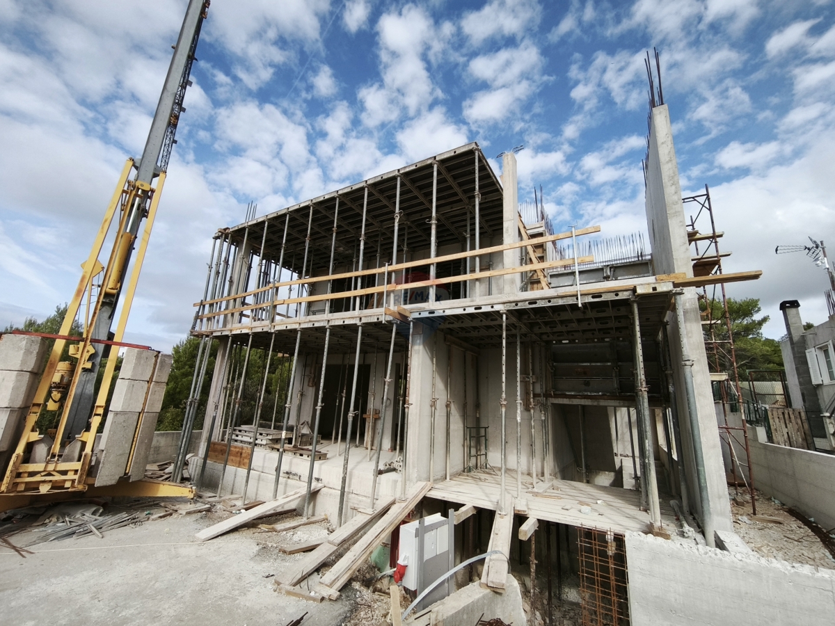 Dvosobno stanovanje z ogrevanim bazenom, vrtom in vrhunsko opremo 97,1 m², Primošten