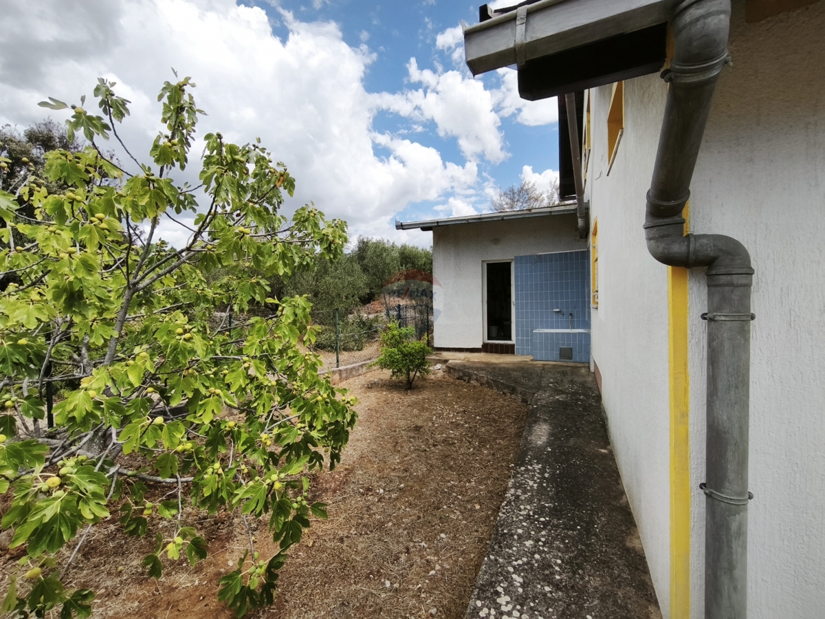 Hiša za prenovo v mirnem okolju, Dvornica- Rogoznica