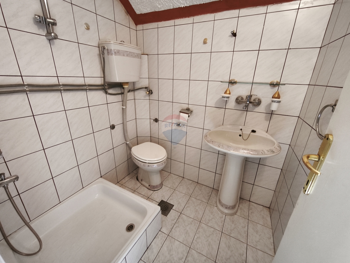 Hiša za prenovo v mirnem okolju, Dvornica- Rogoznica