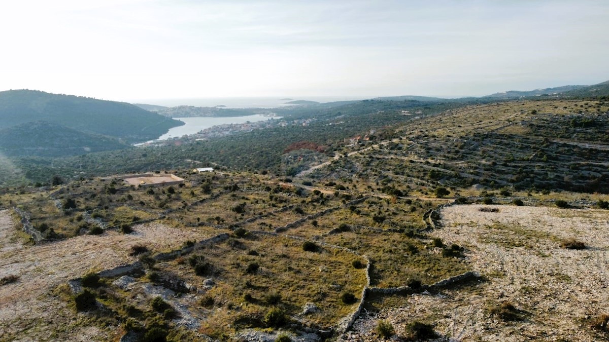 Rustikalna vila z 2 ha vrta v Rogoznici