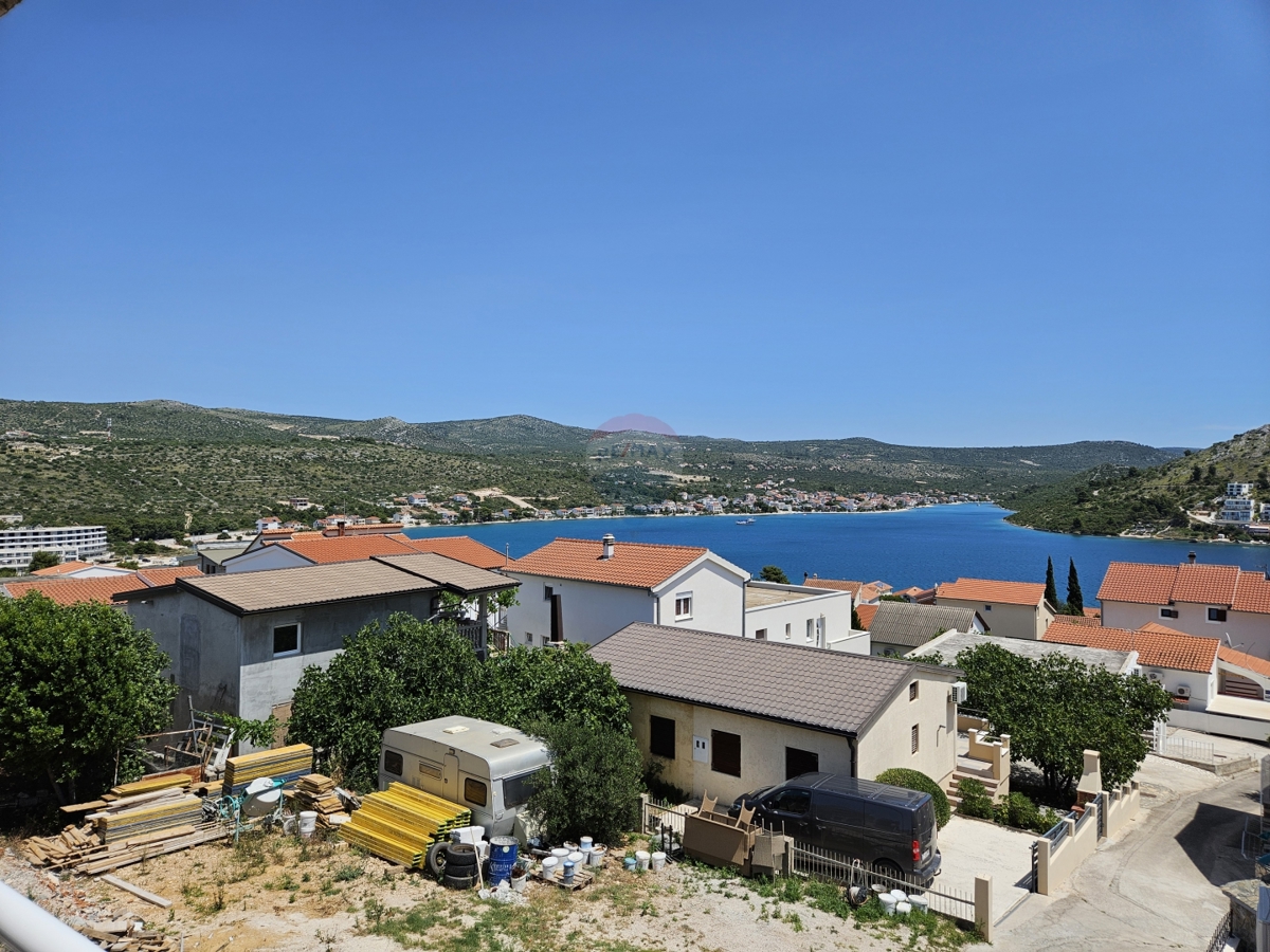 Apartmajska hiša s pogledom na morje, Rogoznica