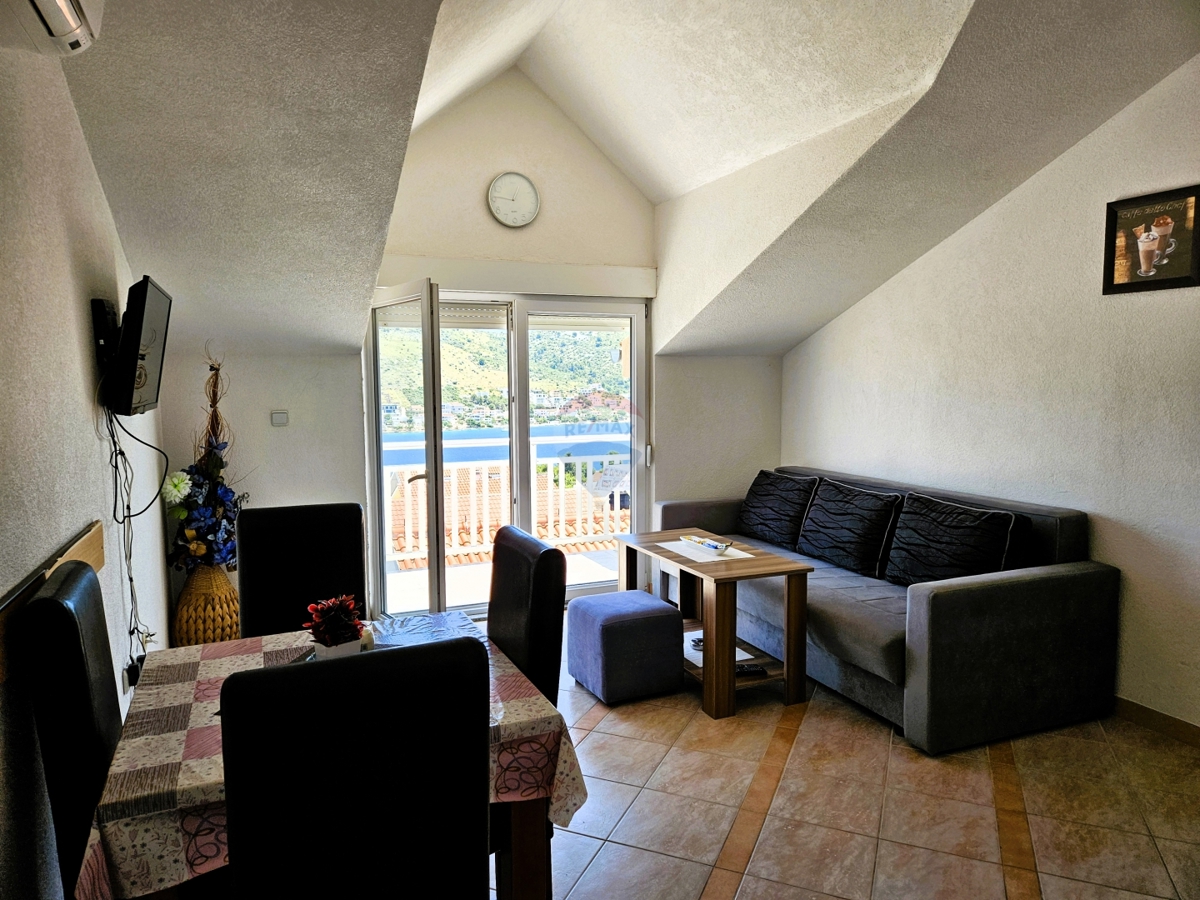 Apartmajska hiša s pogledom na morje, Rogoznica