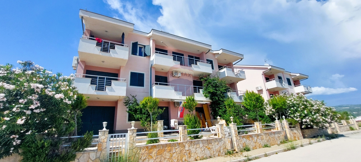 Dvoetažno stanovanje 71 m2, Rogoznica